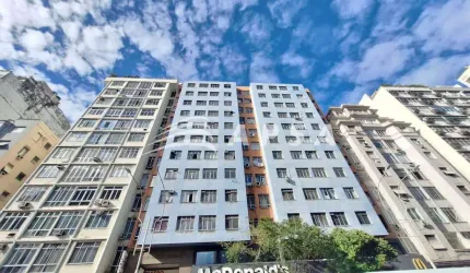 COBERTURA TOTALMENTE REFORMADA NO LEME, MODERNIZADA, COM ARMÁRIOS EMBUTIDOS E DEPENDÊNCIA DE EMPREGA