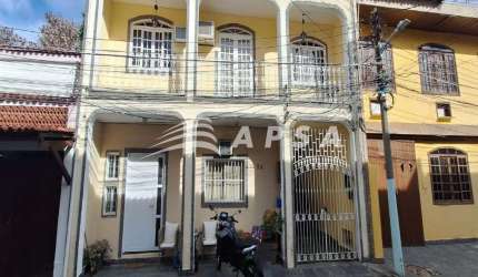 EXCELENTE CASA TÉRREA, 03 QUARTOS, DISPONÍVEL PARA LOCAÇÃO, NA FREGUESIA - JACAREPAGUÁ. COM 110M², O