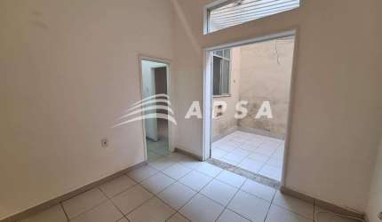 EM FRENTE À ENCANTADORA PRAÇA PARIS, NA TRADICIONAL RUA AUGUSTO SEVERO, ESTÁ ESTE LINDO APARTAMENTO