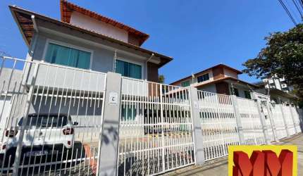 Casa triplex dentro de condomínio em bairro nobre de Cabo Frio
