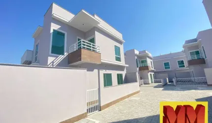 Casa duplex em condomínio no Peró com área externa privativa