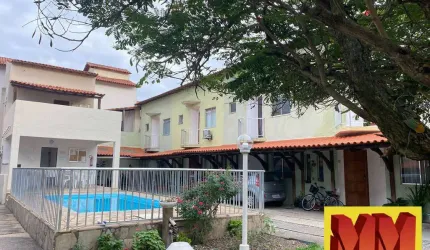 Casa com três quartos em condomínio com lazer