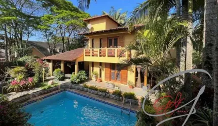 Casa em condomínio fechado para venda em Cotia-SP.
