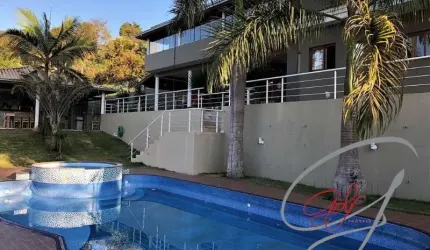 Casa com 890m² Chácara Santa Lucia - Carapicuíba, SP, moderna mansão com 5 suítes, 6 garagens e lazer completo.