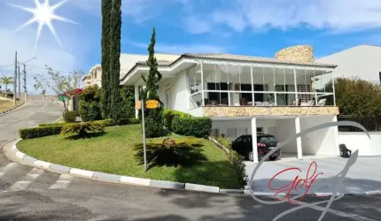 LINDISSIMA CASA C/ 424m², 5 SUÍTES (2 C/ CLOSET) NO CONDOMÍNIO BEVERLY HILLS EM JANDIRA-SP,  DIVISA COM BARUERI, SALA C/ 100M², E GARAGEM P/ 6 CARROS.