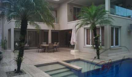 Vendo casa de condomínio no Tamboré 2, com acabamento impecável, com amplos ambientes. Alphaville