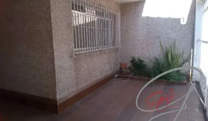 Casa à venda no Km 18 em Osasco, com 3 quartos e vaga para 3 carros.