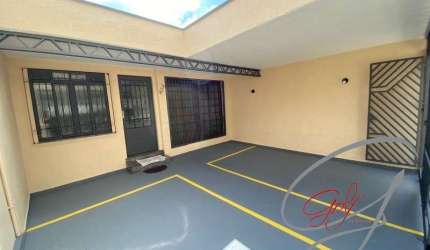 Apresentamos esta incrível casa comercial localizada no Jaguaré, uma região em constante crescimento e valorização.  Com uma localização estratégica,