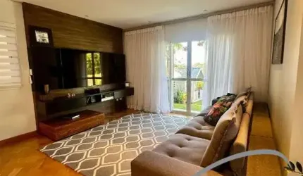 Imperdível oportunidade: Casa de alto padrão com 4 suítes e 8 vagas no Parque dos Príncipes em São Paulo-SP!