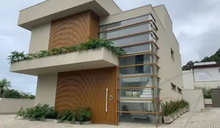 Casas em condomínio exclusivo com localização privilegiada, numa rua central da praia de Juquehy, em São Sebastião, no litoral norte de São Paulo.