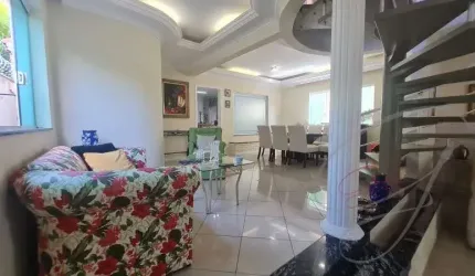 Excelente sobrado de 300 m² de área construida a venda no Jardim Adalgisa.