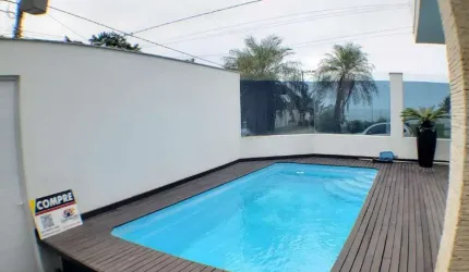 Sobrado Alto Padrão Mobiliado e Decorado na Quadra Mar em Balneário Piçarras – 4 Suítes, Vista Mar, Piscina e Mais de 260m² Privativos