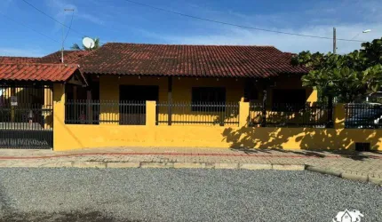 Casa com 3 Quartos e Amplo Terreno – 300 Metros do Mar em Barra Velha