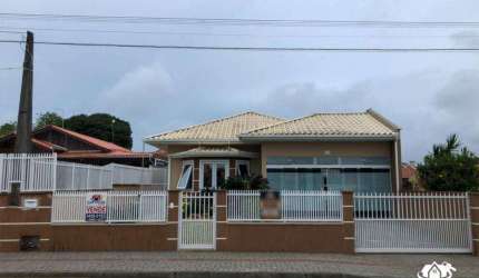 Casa mobiliada à venda em Itajuba, Barra Velha, a 400m da praia. 3 quartos, suíte com closet, área gourmet e amplo quintal.