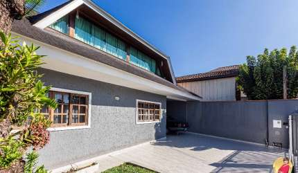 Casa para venda possui 330 metros quadrados com 4 quartos em Uberaba - Curitiba - PR