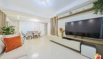 Sobrado Triplex para venda com 200 metros quadrados com 4 quartos em Guabirotuba - Curitiba - PR