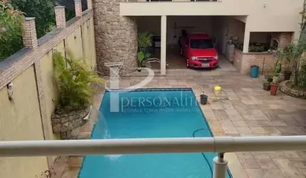 Sobrado com piscina comercial e edícula externa 12 vagas