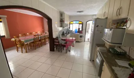 Casa com 5 quartos à venda na Vila Jaboticabeira, Taubaté  por R$ 745.000