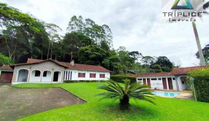Casa com 4 quartos, 2 suítes, ampla área externa com lazer, campo e muito verde. 440m² de construção e 4.000m² de terreno. Bairro Novo Horizonte.