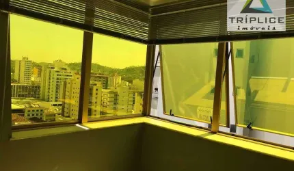 Sala comercial com vaga no centro de Juiz de Fora. 4 elevadores, andar alto com vista e frente para a avenida. Estacionamento rotativo.  Já alugada.