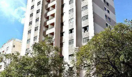 Apartamento 3 quartos com suíte, sala com varanda, vaga numerada, elevador, salão de festas. Localização privilegiada na avenida Rio Branco.
