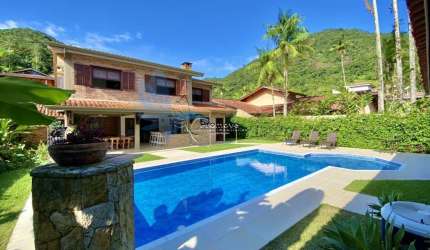 Casa moderna de luxo perto da praia: o refúgio perfeito para férias inesquecíveis.