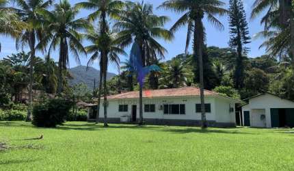 SE É PRA FICAR EM CASA QUE TAL ESSA CASA COM MAIS DE MIL METROS DE TERRENO E AINDA PERTO DA PRAIA?