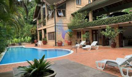 CASA INCRIVEL COM ASSINATURA DE ARQUITETA RENOMADA !!