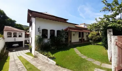 Casa em condomínio de luxo, 4 quartos sendo 4 suítes, lazer com piscina, sauna, churrasqueira e adega.