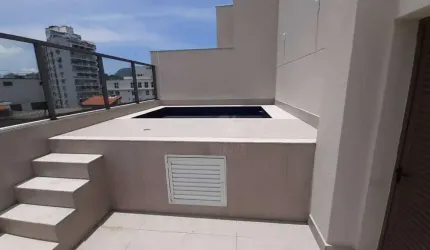 Cobertura duplex de 4 quartos, 3 suítes, na quadra da praia. Piscina e churrasqueira. 3 vagas.
