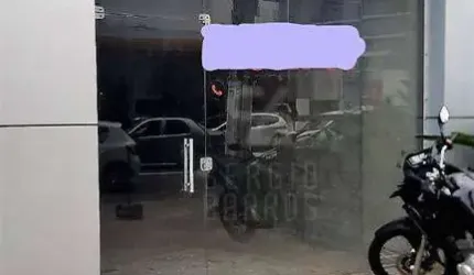 Loja com 30 m², em rua de grande fluxo de veículos, com 2 banheiros e jirau.