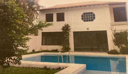 Casa no Cafubá de 3 quartos, ampla com 247 m², vazia, piscina.