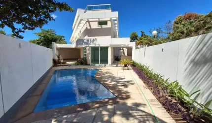 Casa triplex no picolé de Camboinhas com 4 suítes, fino acabamento, 3 vagas. Piscina e churrasqueira.