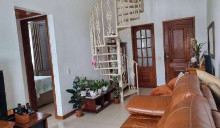 Cobertura duplex com 2 quartos no Jardim Icaraí, sol manhã, piscina e 2 vagas marcadas.