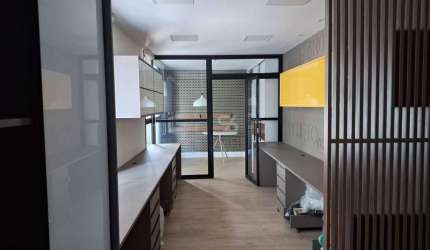 Sala comercial em Icaraí, toda montada, vazia, andar alto, muito bom gosto, 1 vaga.