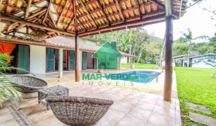 Casa com 4 lotes e 5 Dormitórios e Piscina em Condomínio Exclusivo no Mar Verde I