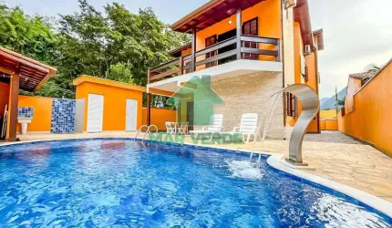 Belíssimo Sobrado com Piscina no Condomínio Mar Verde – 4 Dormitórios e Conforto Completo!