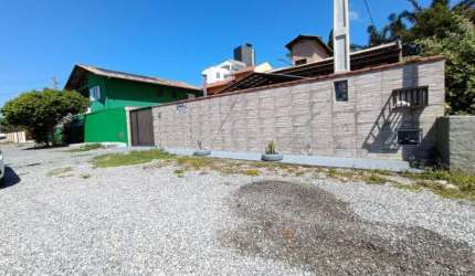 Casa Localizada no Bairro Praia de Armação à 100 Metros da Praia.