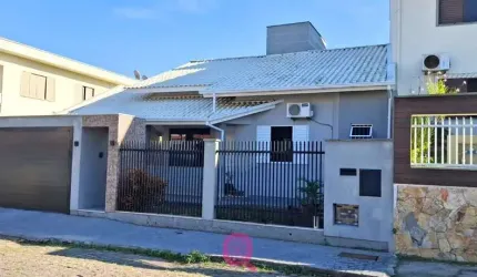 Casa SEMIMOBILIADA disponível para venda no Bairro de Oficinas.
