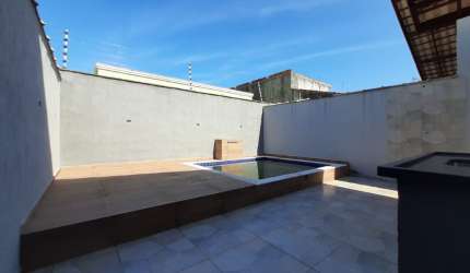 LINDA CASA NA PRAIA LADO PRAIA EM RUA PAVIMENTADA A MENOS DE 500 METROS DA PRAIA