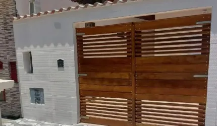 CASA NOVA NA PRAIA PERTO DE TODA A INFRAESTRUTURA DE COMÉRCIOS, SERVIÇOS E TRANSPORTE