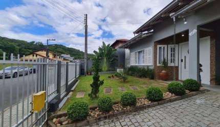 Residência Averbada com 3 Dormitórios e Área de Festas com Piscina no Bom Retiro, Joinville/SC