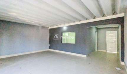 Casa com 3 quartos sendo uma suíte, com área de serviço e 2 vagas de garagem cobertas. em Americana SP