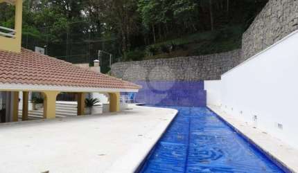 CASA ALTO PADRÃO EM CONDOMÍNIO NO PÉ DA SERRA, ABAIXO DA AVALIAÇÃO