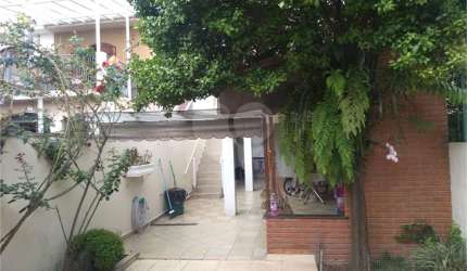 Casa térrea com entrada lateral sendo 3 dormitórios, sendo 2 suítes e duas vagas