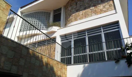Casa assobradada de alto padrão e com excelente localização