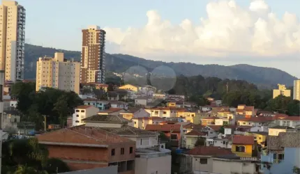 Apartamento com 3 dormitórios sendo 1 suíte. Sala com sacada