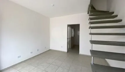 Sobrado em condomínio fechado com 2 dormitórios, 1 banheiro, cozinha, sala e lavanderia,