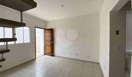 Sobrado em condomínio fechado com 2 dormitórios, 1 banheiro, cozinha, sala e lavanderia