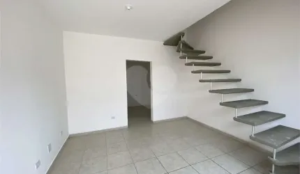 Sobrado em condomínio fechado com 2 dormitórios, 1 banheiro, cozinha, sala e lavanderi